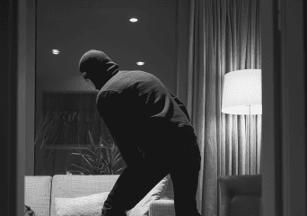 퇴근 후 무단 출입 시도 발생이 걱정돼요