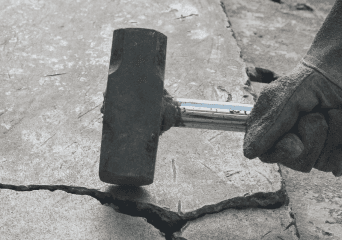 망치나 공구로 금고를 강제 개방할 수 있나요?